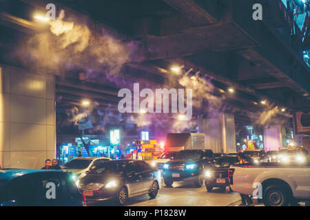 Bangkok, Thailand-October 14, 2017 : les embouteillages sur la route rempli de voitures et personnes à Bangkok, Thaïlande Banque D'Images