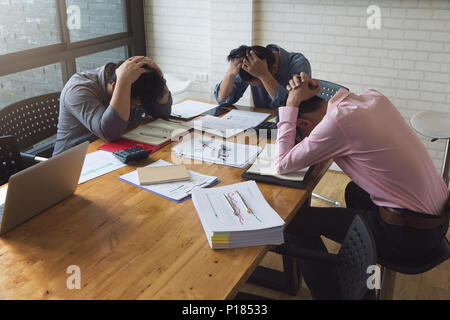 Affaires et finance concept de travail de bureau,Hommes d'essayé de travailler dur et de stress avec nouveau projet bureau date limite manquant Banque D'Images