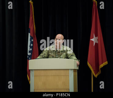 Centre d'entraînement aux MANŒUVRES DE ROBINSON, N. Little Rock, Ark. :- Brig. Gen Kirk VanPelt s'adresse à ceux présents au cours d'une cérémonie d'envoi pour 31 membres de la Garde nationale de l'Arkansas's B-Co 39e CEST qui ont déployé le lundi 8 mai 2017 à l'appui de la KFOR de l'OTAN au Kosovo. Les soldats sont les premiers d'un groupe plus important déploiement en 2017, à l'appui de la mission. Banque D'Images