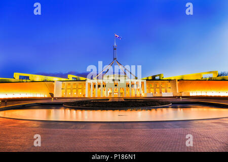 La piscine de l'eau en face de la nouvelle maison du parlement à Canberra sur la colline du Capitole au coucher du soleil en raison de l'éclairage lumineux dans l'eau trouble. Banque D'Images