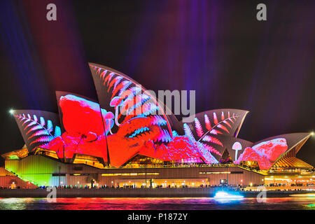 Sydney, Australie - 25 mai, 2018 : la ville de Sydney vue de l'Opéra de Sydney Harbor waterfront pendant light show annuel de la musique, de la lumière et des idées Banque D'Images