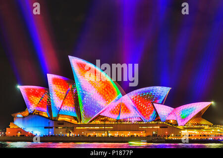 Sydney, Australie - 25 mai, 2018 : la ville de Sydney vue de l'Opéra de Sydney à l'Harbour Front de lumière peintes lors de light show annuel de la musique, li Banque D'Images