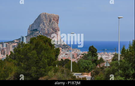 Éperon qui caractérise la longue plage de Calpe, charmante station touristique sur la Costa Blanca, Espagne Banque D'Images