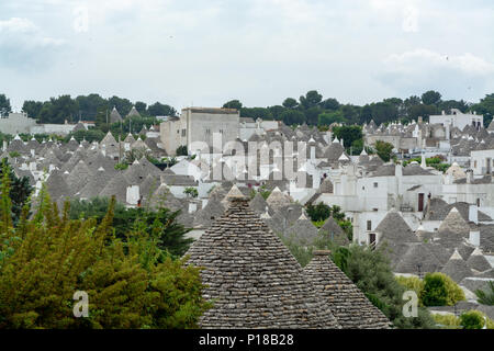 La petite ville unique Sud Italia Alberobello avec pierres antient maisons coniques trullo, destination touristique, région des Pouilles près de Bari Banque D'Images