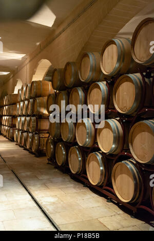 La production de vin bio moderne usine en Italie, acier inox réservoirs utilisés pour la fermentation des raisins Banque D'Images