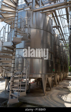 La production de vin bio moderne usine en Italie, acier inox réservoirs utilisés pour la fermentation des raisins Banque D'Images