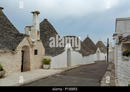 La petite ville unique Sud Italia Alberobello avec pierres antient maisons coniques trullo, destination touristique, région des Pouilles près de Bari Banque D'Images