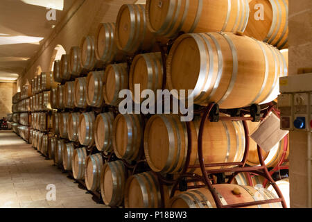 La production de vin bio moderne usine en Italie, acier inox réservoirs utilisés pour la fermentation des raisins Banque D'Images