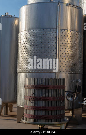 La production de vin bio moderne usine en Italie, acier inox réservoirs utilisés pour la fermentation des raisins Banque D'Images