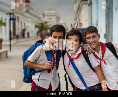 Ces garçons en rentrant de l'école à Cienfuegos a plaidé avec moi pour prendre leur photo que j'ai tenues avec eux Banque D'Images