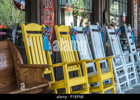 Rangée de rockers en bois en face de Cracker Barrel Old Country Store de Russellville, Arkansas. (USA) Banque D'Images