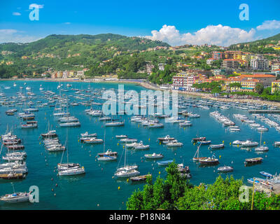 Belle vue aérienne du Golfe des Poètes avec voile et bateaux à Lerici ville médiévale de San Giorgio castlet, La Spezia province, d'authenticité de la Ligurie Banque D'Images