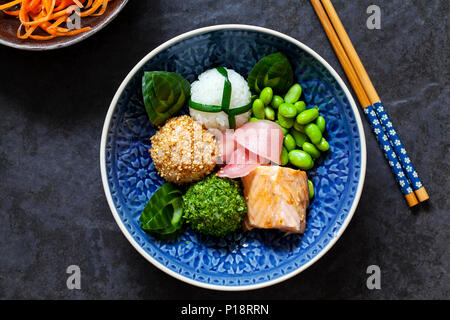 Boules de riz sushi onigiri japonais avec le saumon et les graines de soja Banque D'Images