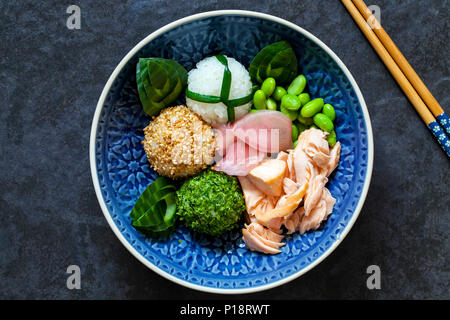 Boules de riz sushi onigiri japonais avec le saumon et les graines de soja Banque D'Images