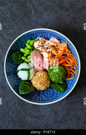 Boules de riz sushi onigiri japonais avec le saumon et les graines de soja Banque D'Images