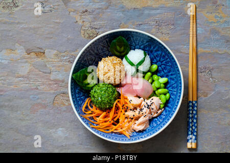 Boules de riz sushi onigiri japonais avec le saumon et les graines de soja Banque D'Images