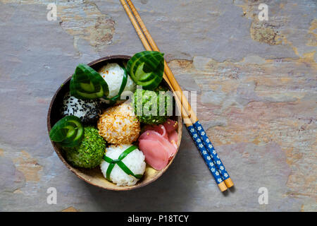 Boules de riz sushi onigiri japonais Banque D'Images