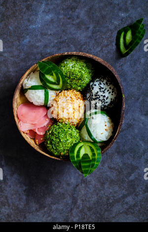 Boules de riz sushi onigiri japonais Banque D'Images