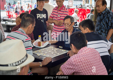 Singapour - 17 févr. 2017 : hommes jouer aux dames dans une rue du quartier de Chinatown à Singapour. Les groupes ethniques chinois ont commencé à s'installer dans le quartier chinois vers 1820 Banque D'Images