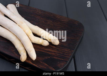 L'asperge blanche, sur une planche en bois sur une table. Les légumes d'été. Alimentation saine. Espace libre pour le texte. Copier l'espace. Banque D'Images