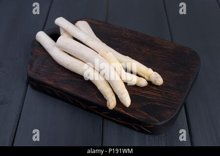 L'asperge blanche, sur une planche en bois sur une table. Les légumes d'été. Alimentation saine. Espace libre pour le texte. Copy space Banque D'Images