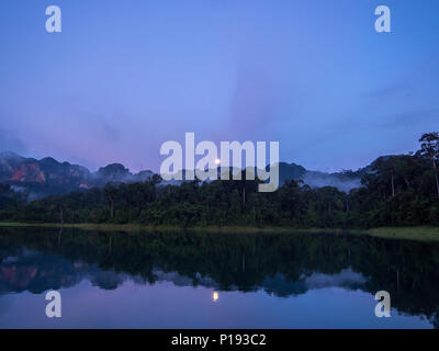 Lune Ciel Bleu Violet Augmenter la réflexion sur le lac en Thaïlande Banque D'Images
