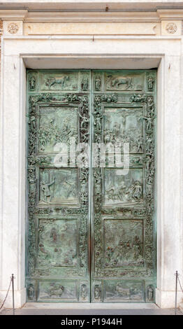 La porte de bronze de la cathédrale de Pise Catholique Romaine médiévale à Piazza dei Miracoli (Piazza del Duomo), un centre important de l'art médiéval européen et famo Banque D'Images