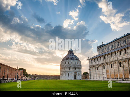 Coucher du soleil sur la spectaculaire Piazza dei Miracoli (Piazza del Duomo) avec tour médiévale baptistère roman de Saint John (baptistère de Pise) et Duomo Pisa Banque D'Images