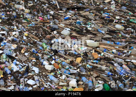 Le plastique concentré et d'autres matériaux causent la pollution de l'eau. Le changement climatique a commencé. Banque D'Images