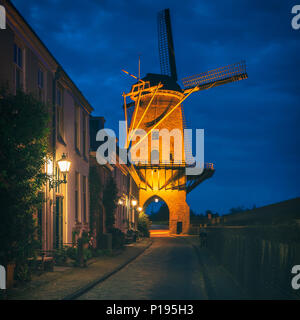 Traversez Moulin à Wijk bij Duurstede Pays-bas au crépuscule Banque D'Images