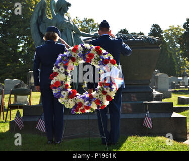 MENANDS, NY-- Le Brigadier général Thomas J. Owens, adjudant général adjoint pour la garde nationale aérienne de New York et New York Air National Guard Master-chef du Commandement de la Sgt. Amy Giaquinto (à gauche) présente les armes, avant de placer une couronne de fleurs sur la tombe du Président Chester Arthur, le 21e président des États-Unis qui est enterré dans le cimetière rural d'Albany le 5 octobre 2016. La Garde Nationale de New York représente la Maison Blanche dans ce cas chaque année à la fin de l'anniversaire du président. (U.S Army National Guard photo : capt Jean Marie Kratzer) Banque D'Images