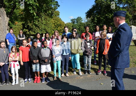 MENANDS, NY-- Le Brigadier général Thomas J. Owens, adjudant général adjoint pour la garde nationale aérienne de New York, parle avec le septième année de Menands Middle School avant de placer une couronne de fleurs sur la tombe du Président Chester Arthur, le 21e président des États-Unis qui est enterré dans le cimetière rural d'Albany le 5 octobre 2016. . La Garde Nationale de New York représente la Maison Blanche dans ce cas chaque année à la fin de l'anniversaire du président. (U.S Army National Guard photo : capt Jean Marie Kratzer) Banque D'Images