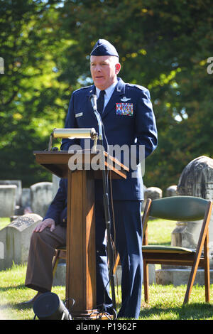 MENANDS, NY-- Le Brigadier général Thomas J. Owens, adjudant général adjoint pour la garde nationale aérienne de New York, parle de Président Arthur et toutes ses réalisations avant de placer une couronne de fleurs sur la tombe du Président Chester Arthur, le 21e président des États-Unis qui est enterré dans le cimetière rural d'Albany le 5 octobre 2016. La Garde Nationale de New York représente la Maison Blanche dans ce cas chaque année à la fin de l'anniversaire du président. (U.S Army National Guard photo : capt Jean Marie Kratzer) Banque D'Images