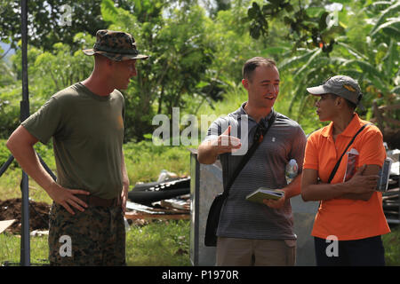 La vallée de Cagayan, Philippines - Le Capitaine des Marines américain Justin Kabilian (centre) s'entretient avec l'étoile philippine Charlie Faustino (à droite) et le sergent des Marines des États-Unis. Patrick collier sur la restauration de l'école élémentaire Palawig les progrès accomplis au cours de la civic d'ingénierie projet d'aide à l'exercice d'atterrissage amphibie des Philippines (33) PHIBLEX à Cagayan Valley, Philippines, le 3 octobre 2016. PHIBLEX-américain annuel est un exercice bilatéral militaire des Philippines qui combine les capacités amphibies et de tir réel avec assistance civique humanitaire visant à renforcer l'interopérabilité et de travail relatio Banque D'Images