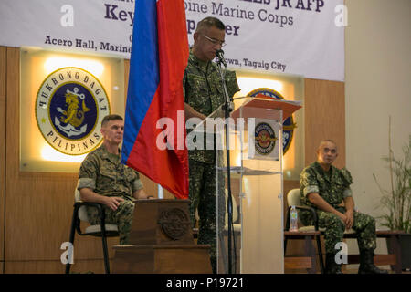 Le général de Marine Philippine Andre M. Costales Jr., commandant de la Marine Corps, fait de remarques au cours de l'exercice de débarquement amphibies des Philippines (33 PHIBLEX) Cérémonie d'ouverture à Rudiardo Marine Barracks Brown, Taguig City, Philippines, le 4 octobre 2016. PHIBLEX-américain annuel est un exercice bilatéral militaire des Philippines qui combine les capacités amphibies et de tir réel avec assistance civique humanitaire visant à renforcer l'interopérabilité et les relations de travail. (U.S. Marine Corps photo par le Cpl. Steven Tran/libérés) Banque D'Images