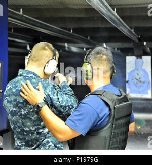 161002-N-SL853-002 GRANDS LACS, Illinois (oct. 2, 2016), l'instructeur de tir réel le 2 octobre, fournit des instructions de sécurité à une recrue à recruter pendant la prise de la commande de formation de calibre 12 pistolet tir armes au cours de la familiarisation. Fusil de chasse, à la familiarisation à l'USS Wisconsin, est une partie de la formation de petit calibre recrute recevoir. (U.S. Photo de la marine par le Premier maître de Seth Schaeffer/libérés) Banque D'Images