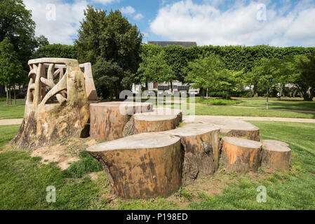 Chaire fabriqués à partir de souches d'arbre dans le parc de l'église impériale de Saint Joseph ( Eglise impériale Saint-Joseph ), Pontivy, Morbihan, Bretagne, France. Banque D'Images