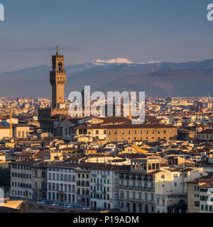 Florence, Italie - 24 mars 2018 : lumière du matin illumine les rues de la région de Florence, y compris le site historique du Palazzo Vecchio. Banque D'Images