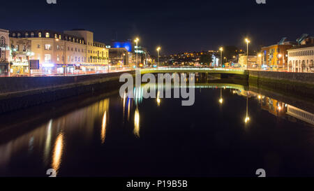 Cork, Irlande - Septembre 15, 2016 : trafic traverse la rivière Lee's North Channel sur le pont Griffith, dans le centre de Cork. Banque D'Images