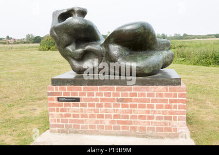 'Reclining Figure : des bottes 1969 sculpture de Henry Moore, Snape Maltings, Suffolk, Angleterre, RU Banque D'Images