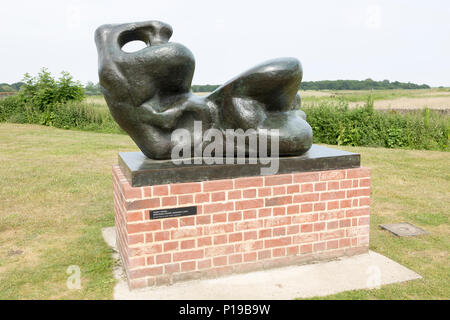 'Reclining Figure : des bottes 1969 sculpture de Henry Moore, Snape Maltings, Suffolk, Angleterre, RU Banque D'Images