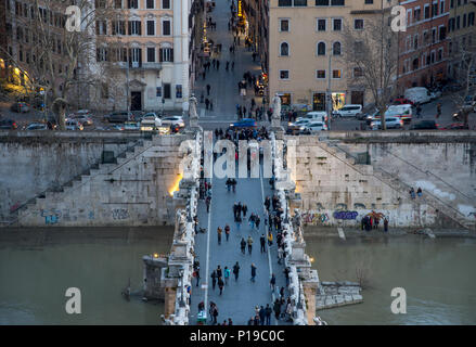 Rome, Italie - 24 mars 2018 : les piétons traverser le Tibre sur le pont Saint-ange à Rome. Banque D'Images