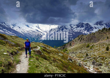 Female hiker sur sentier balisé Saas Grund, Saastal, Suisse, téléphérique Hohsaas Kreuzboden, Banque D'Images