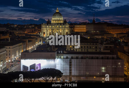 Rome, Italie - 24 mars 2018 : la Basilique St Pierre et le Vatican sont allumés au coucher du soleil. Banque D'Images