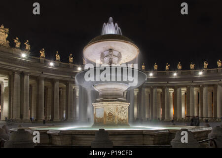 Rome, Italie - 24 mars 2018 : une fontaine s'écoule dans la Piazza San Pietro, en face de la Basilique St Pierre au Vatican. Banque D'Images