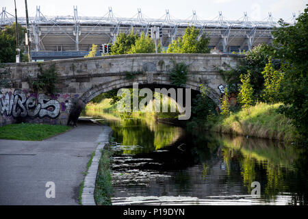 Le canal royal forme un corridor vert par l'Ballybough North Strand et quartiers de la ville. Banque D'Images