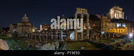 Rome, Italie - 25 mars 2018 : l'autel de la patrie se dresse sur la Colline Capitaline derrière les ruines du Forum de Rome. Banque D'Images