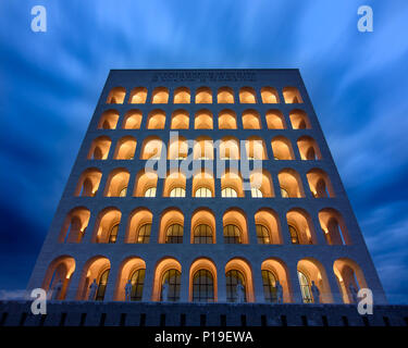 Rome, Italie - 26 mars 2018 : les nuages se précipitant dans le vent créent une toile de fond à l'architecture monumentale du Palazzo della Civita l'italien Banque D'Images