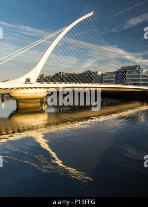 Dublin, Irlande - Septembre 18, 2016 : le pont à haubans Pont Samuel Beckett, conçus pour invoquer la harpe irlandaise, traversant la rivière Liffey à Dublin. Banque D'Images