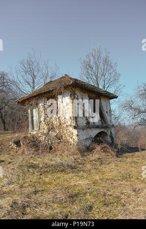 Maison ancienne du 19ème siècle dans le bois en terre cuite tuiles, briques et de la boue. Dernier propriétaire est mort en 1953. Au milieu de la forêt, sans propriétaire. Banque D'Images